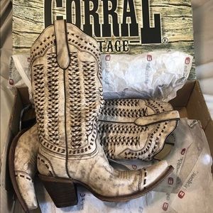 Corral boots bronze braided